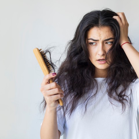 Diminuer la chute des cheveux et favoriser la santé capillaire chez la femme 